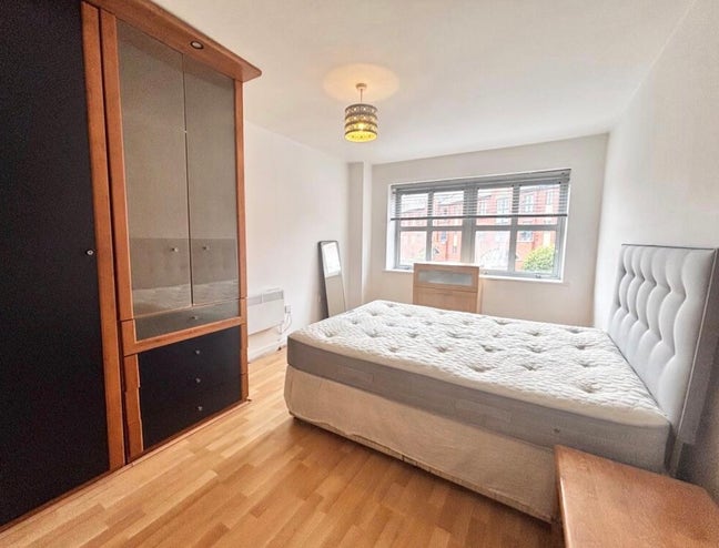 A spacious 3 bedroom flat in city centre Main Photo