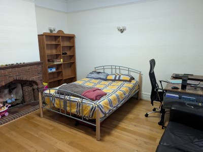 Large Double Bedroom - 5 mins from Waddon Station Main Photo