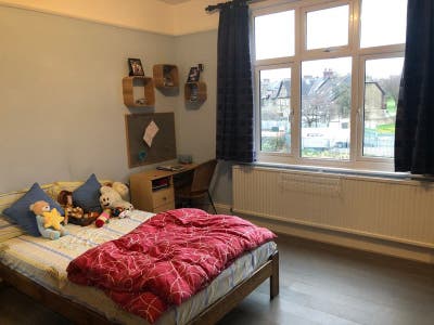 Large Double bed with Garden view - close 2 Waddon Main Photo
