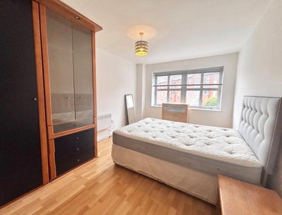 A spacious 3 bedroom flat in city centre Main Photo