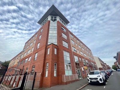 A spacious 3 bedroom flat in city centre Main Photo