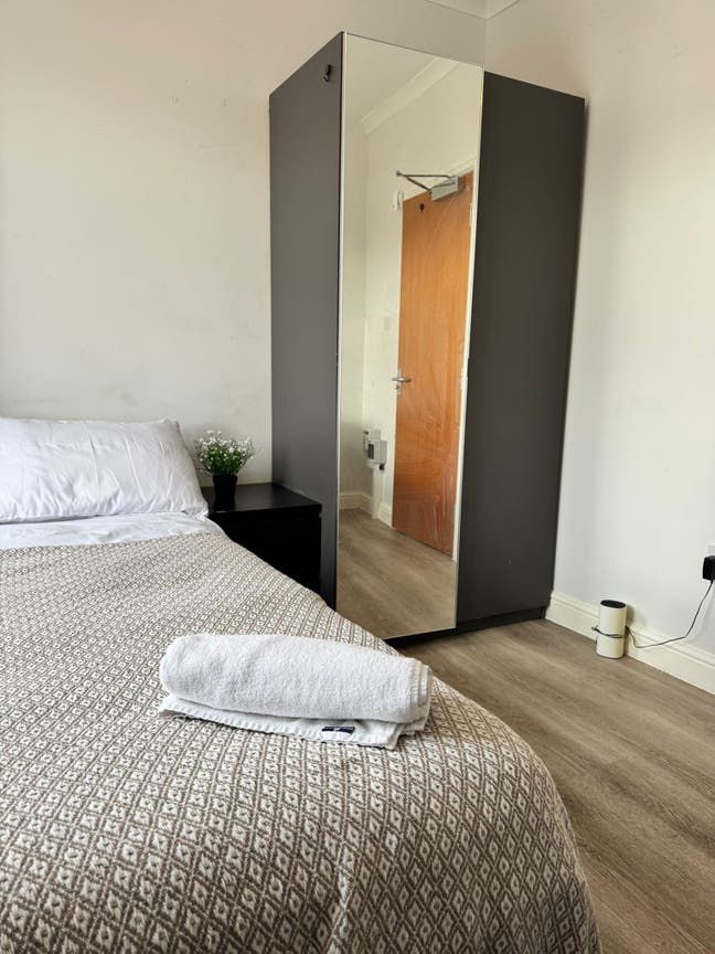 Ensuite & Private Bathroom Rooms – Holland Rd Main Photo