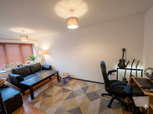 Spacious Room for Rent - Brentwood (Elizabeth Road Main Photo