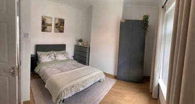 ​Large double room in friendly shared home Main Photo