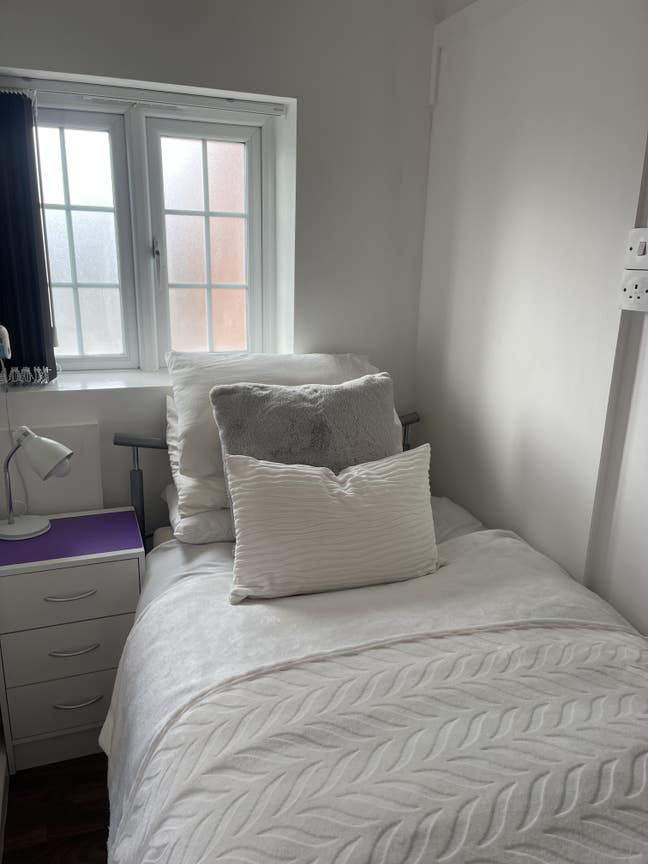 Single room with en-suite close to Leonardos Main Photo