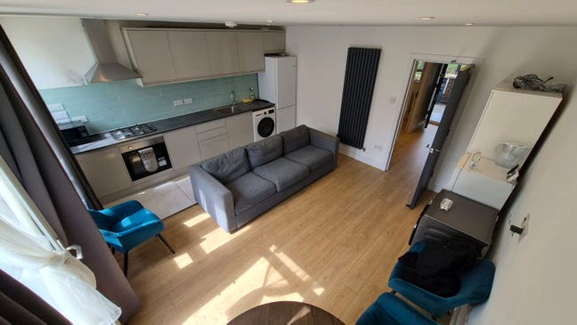 *Modern 4 Bed in "All Saints" Rooms Avail* Main Photo