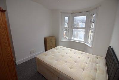 Double room in queer flatshare in E16 Main Photo