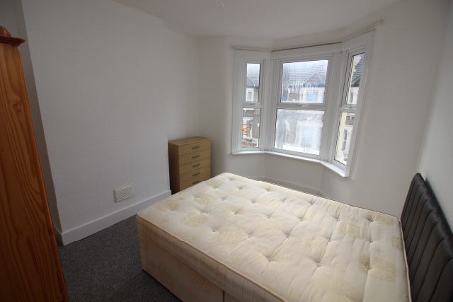 Double room in queer flatshare in E16 Main Photo
