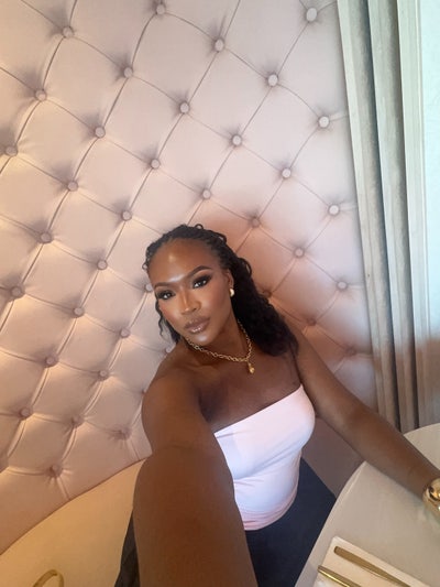 Professional female looking for a Double room  Main Photo
