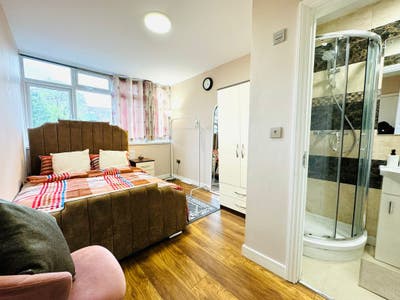 Three Rooms – E14 🏠 Poplar / Langdon Park Zone 2 Main Photo