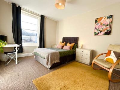 DBL & Ens - Bills Inc, No deposit, Chesterfield Rd Main Photo