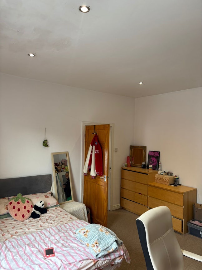 Double Room (Furnished) Available - Woodhouse Main Photo