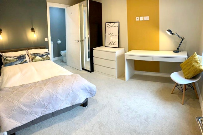 5* en-suite room, near Hospital & Chester centre  Main Photo
