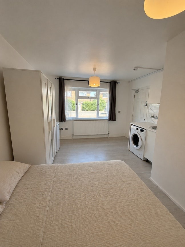 Furnished studio flat to rent in Hayes- (UB3) Main Photo