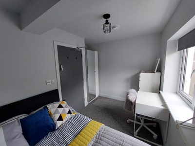 Modern Double: Excellent Accessible Location  Main Photo