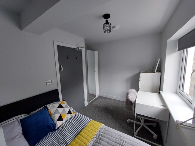 Modern Double: Excellent Accessible Location  Main Photo