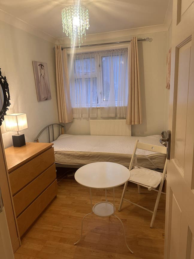 Single Tidy Room To Let In Borehamwood Main Photo