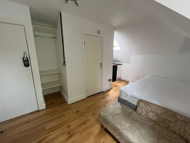 Ensuite Studios w/ Kitchenette All Bills Included Main Photo
