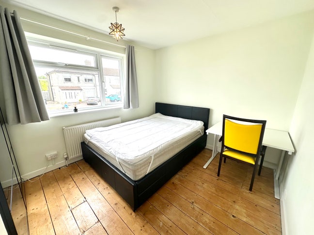 King size room available in friendly house  Main Photo