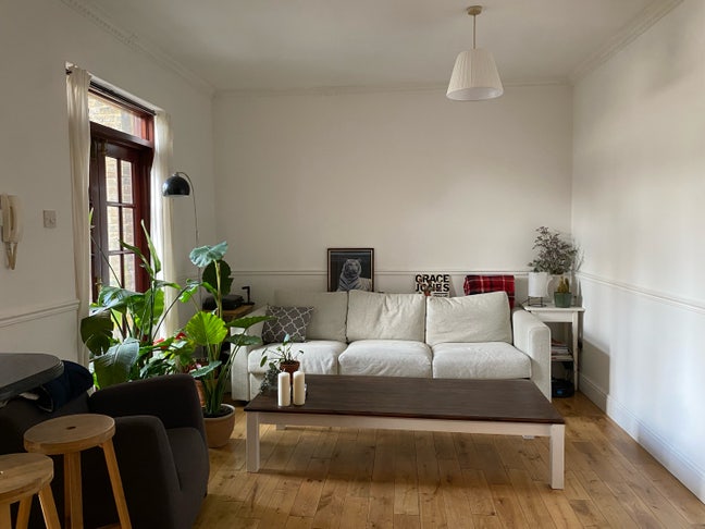 Contract takeover / or rent until mid September  Main Photo