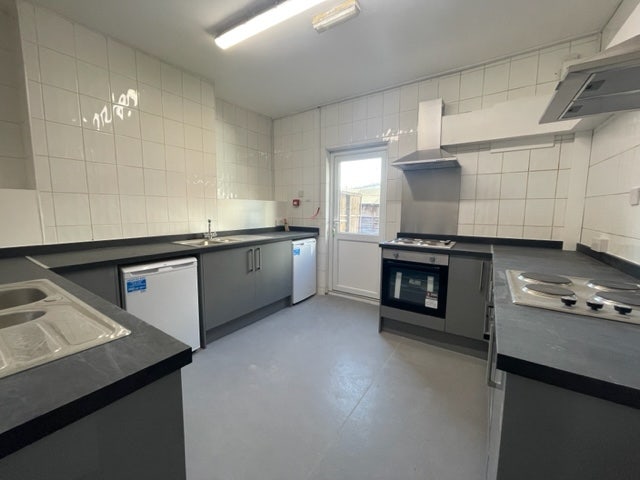 Two en-suite bedrooms in Wembley Central Main Photo