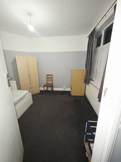 Spacious room to rent in Ilford, IG6 Main Photo
