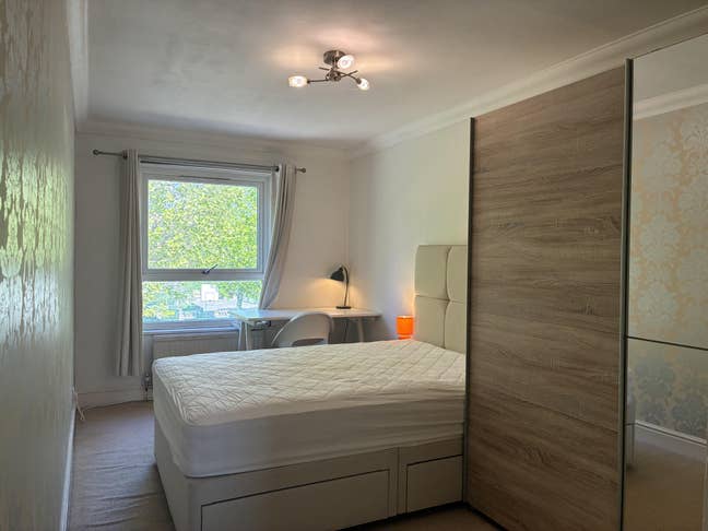 One Double Room in a flat share in E14 Main Photo