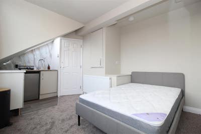 Newly Refurbished En-Suite Double Bedroom  Main Photo