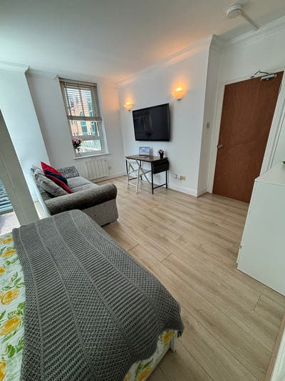 Spacious ensuite room Main Photo