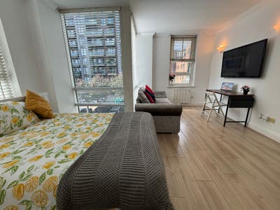 Spacious ensuite room Main Photo