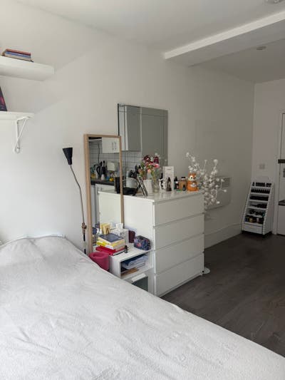 Farringdon (2min walk to station) room summer let Main Photo