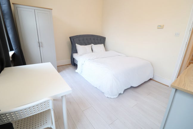 Modern Flat Steps from Shoredich - Central Line Main Photo