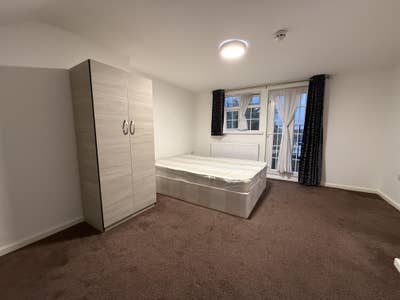 Large Double en-suite room in Loft Main Photo