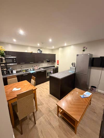 City Centre Gem | Lift & Parking | M4 Rooms Main Photo