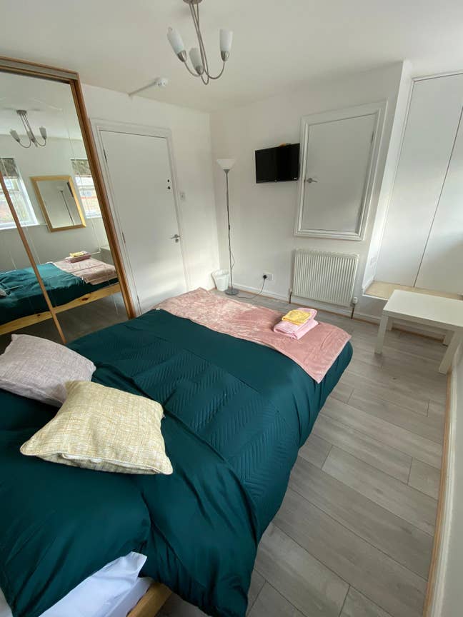Spacious double room in Westferry Main Photo