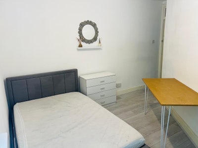 Double Room Available – E14 8AH – &pound;700/month Main Photo