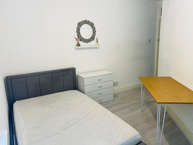 Double Room Available – E14 8AH – &pound;700/month Main Photo