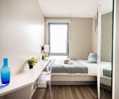 En-suite w gym, spa, cinema and more! Main Photo
