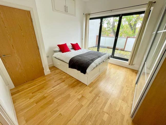 Ensuite room with private balcony Main Photo