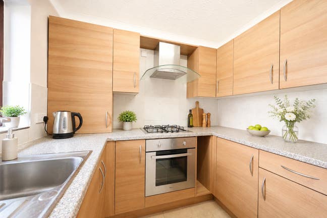 Freshly Renovated 2 Bed Apartment - 5 Mins to City Main Photo