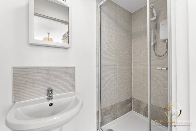 Comfy Ensuite Room in Leaf Avenue PE7 Main Photo