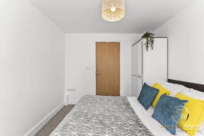 Comfy Ensuite Room in Leaf Avenue PE7 Main Photo