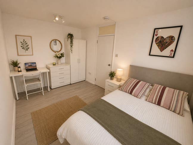 ✨Stylish Rooms Available-3 minutes to DLR✨ Main Photo