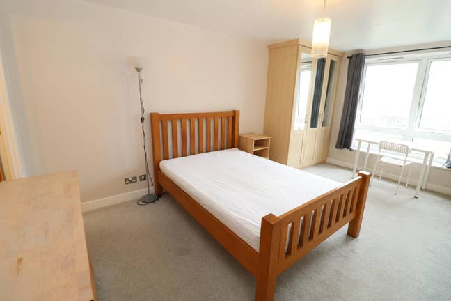 Bright Ensuite Steps from Canary Wharf - E14 Main Photo