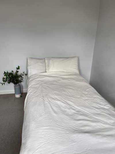 Nice room near station and shops. Kew, Richmond. Main Photo