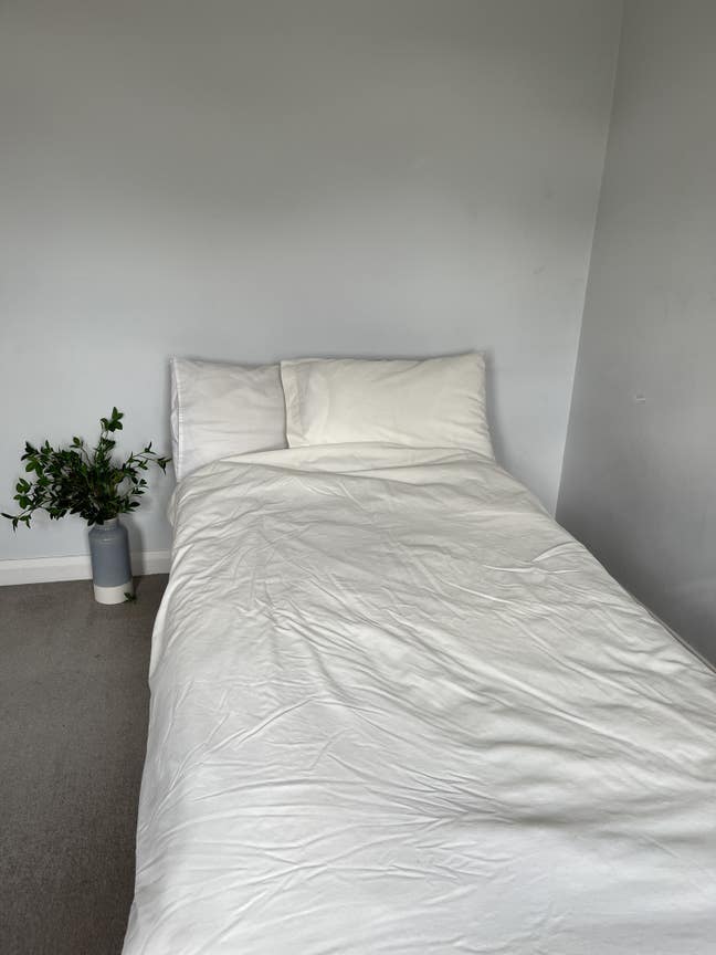 Nice room near station and shops. Kew, Richmond. Main Photo