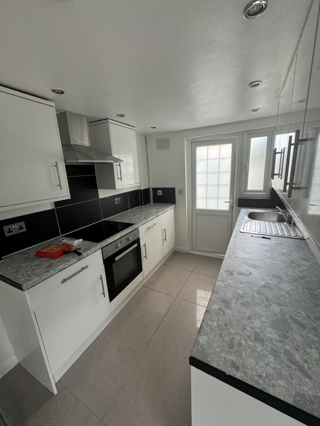 Modern 1 Bedroom Flats, Romford, RM6 5QT Main Photo