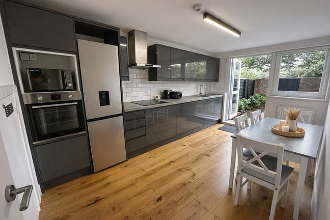 ✨ 2 Double rooms Available | Prime Bow E3 Main Photo