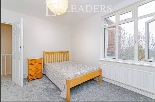 Double room to rent in Stoneleigh Main Photo