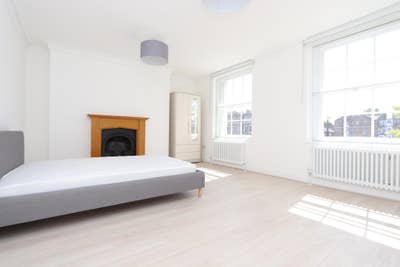 2 Super Spacious Rooms Near Bow Road Main Photo